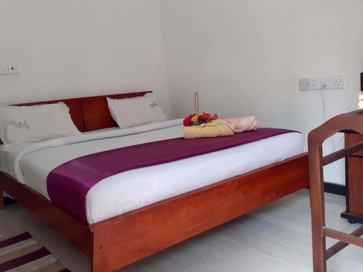 Subash Hotel Nallathanniya Quarto foto
